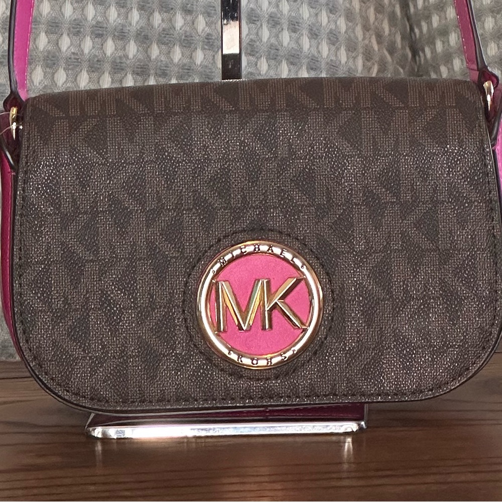 Michael Kors NWT Original $258 Michael Kors
Samira Flap Messenger Crossbody